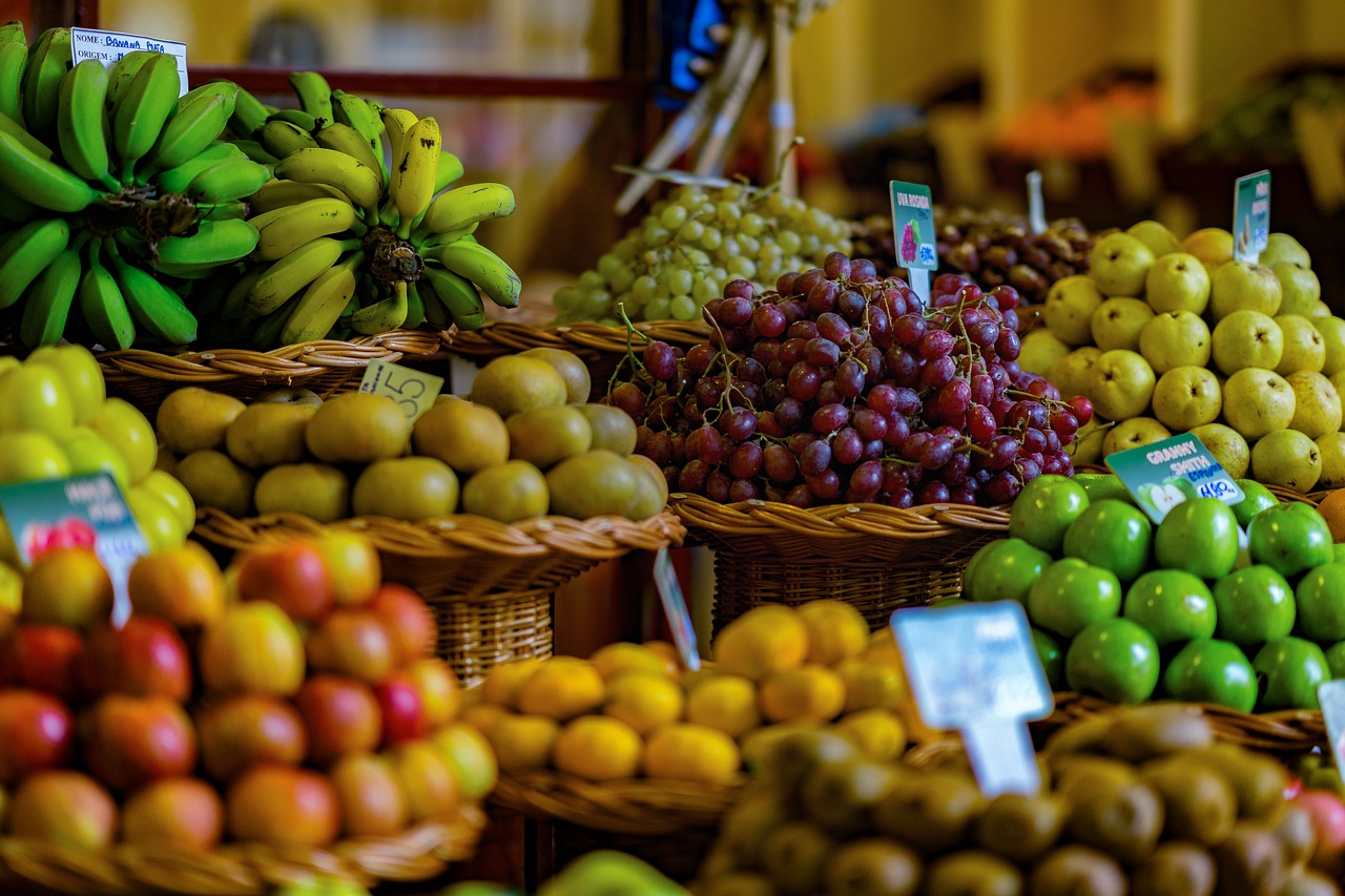 Diversas frutas expostas em para venda